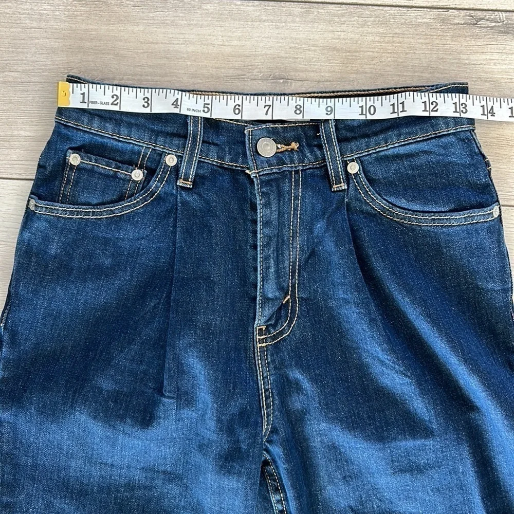 Levi’s premium Italian denim MOM jeans size 25